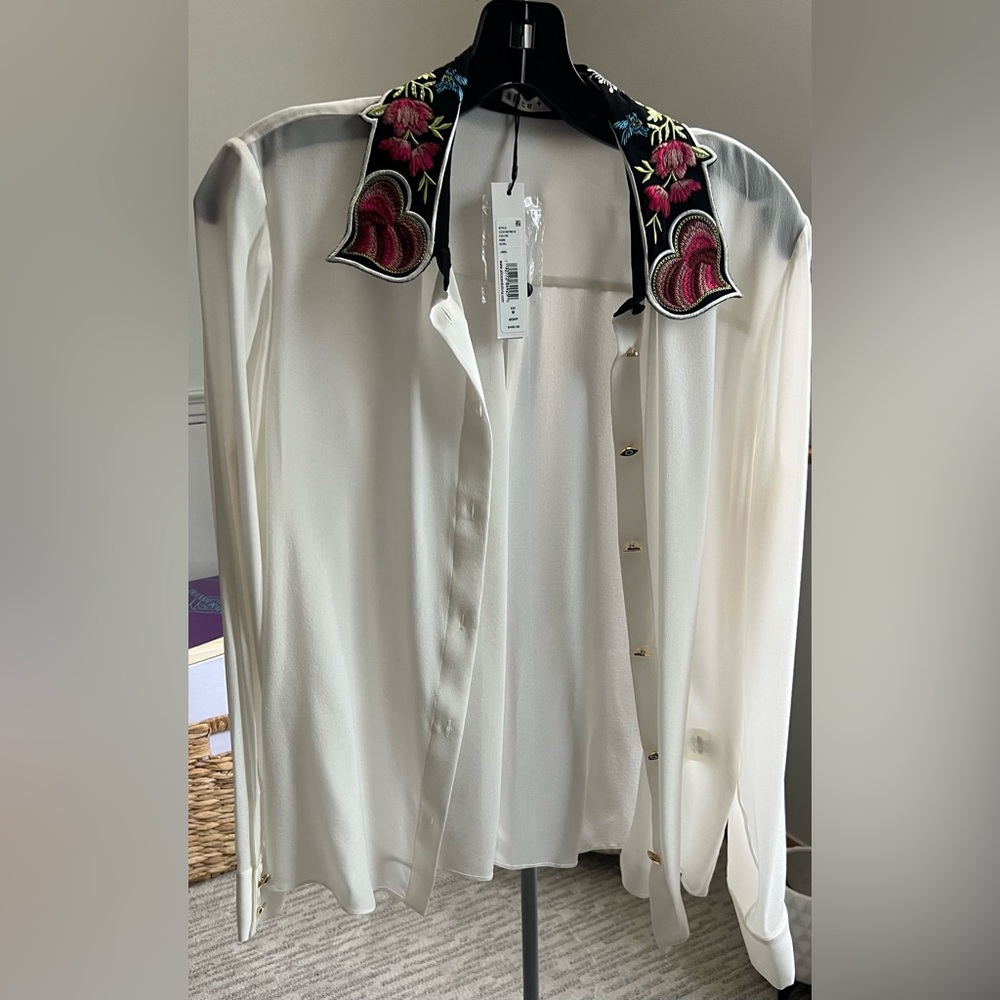Stunning Alice + Olivia Embroidered Collar Blouse size M